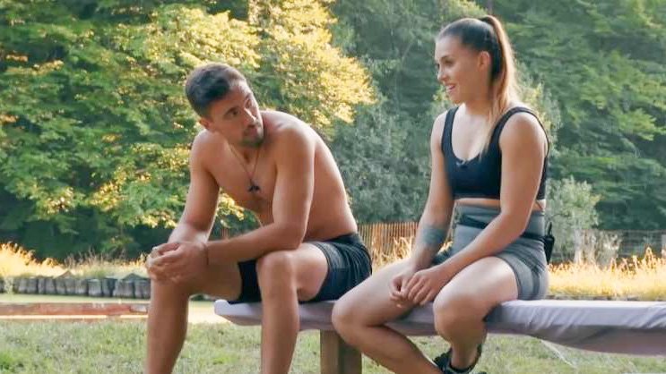 Meni je prav fajn. V bistvu smo zdaj trenutno res tam, kjer smo bili na začetku, se je po prihodu iz arene veselila Tjaša, ki je nekaj ur poprej kovala zavezništvo s Karin in celo izjavila, da z Ginom Aljažu in Lini ne moreta več zaupati.