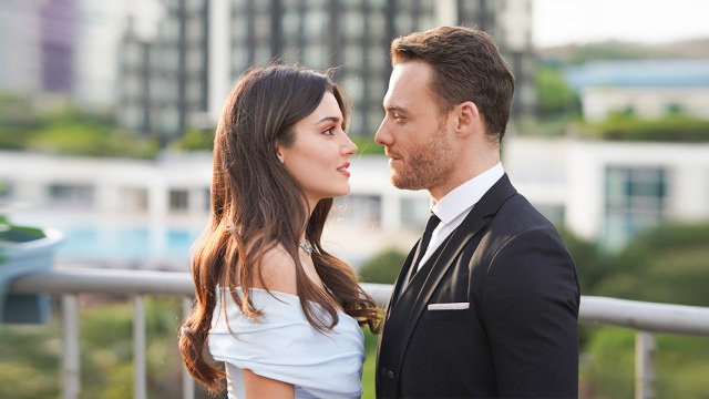Hande Erçel in Kerem Bürsin - Ko potrka ljubezen - Ker se slednje tudi več mesecev kasneje ni zgodilo, so mnogi gledalci že obupali nad mislijo, da bodo lahko spremljali nadaljevanje romantične zgodbe.