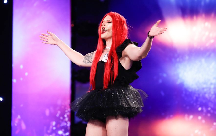 Jenna D je na oder šova Slovenija ima talent stopila, da bi sebe in drag umetnost predstavila širši javnosti. Zlatega gumba seveda ni pričakovala, srčna želja, da s simpatično vedrino poruši stereotipe, pa je z odzivom nekaterih sovražnih gledalcev prinesla tudi precej grenkobe