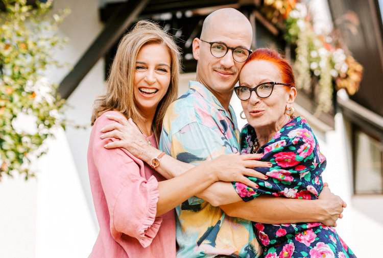 Joži v seriji Sekirca v med s hčerko Diano (Barbara Medvešček) in vnukom Matthiasom (Matevž Müller). Zdajšnjega partnerja pozna še od prej. Njuna ljubezen se je zgodila tako, da jo je nekega dne povabil ven. Vabilo je sprejela, nato pa sta se začela pogovarjati. Veliko sta si imela za povedati.