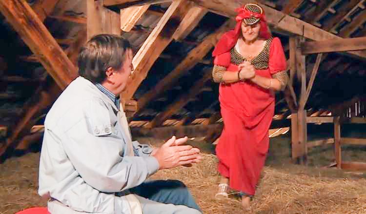 V šov Ljubezen po domače je tudi igralka - Jožica Gabrič V šov sem prišla, da pojem, plešem in pokažem vse svoje talente, pojasnjuje Jožica, ki se je tekom snemanja resnično potrudila, da je pokazala pestro paleto razvedril, s katerimi si naredi življenje bolj zabavno in zanimivo.