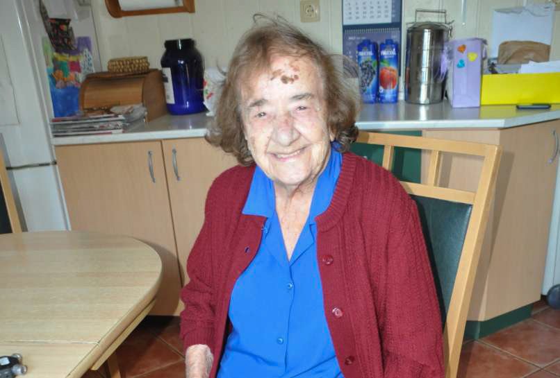 Julijana Zakrajšek - doma je bilo devet otrok, pet sester in štirje brati, med katerimi še edina živi. V mladih letih se je izučila za pletiljo in se preselila v Ljubljano, kjer je v večinoma zasebnih podjetjih delala 40 let do upokojitve.