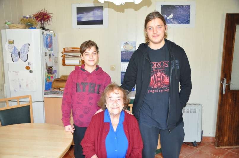 Julijana Zakrajšek se rada spomni mladih let, ko je telovadila pri Orlih, rada se spominja tudi plesov. Čeprav svojih otrok ni imela, je bilo okoli nje vedno veliko otrok, predvsem nečakov, pranečakov, prapra- in zdaj tudi že praprapranečakov.