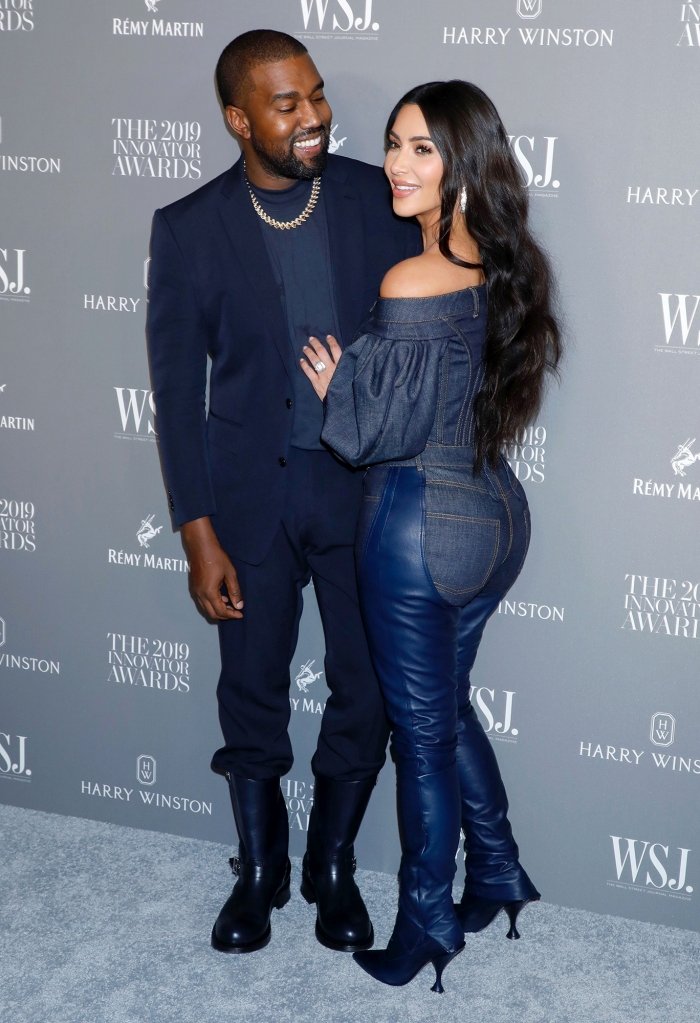 44-letni pevec je sicer sredi težkega osebnega obdobja. Ločuje se namreč od svoje dolgoletne žene Kim Kardashian West, s katero ima štiri otroke. Kim ob ločitvi ni zaporisla za spremembo priimka, njegov priimek pa uporabljajo tudi vsi štirje njuni otroci.