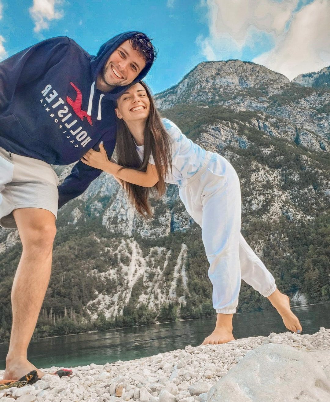 Dve leti je bila v družbi samih fantov, vendar se s tri leta starejšim Gregom takrat nista nikoli srečala na kakšni tekmi, je pa nekaj let zatem že navijala zanj na njegovih tekmah. Simpatična Klara se je nato posvetila drugim stvarem, tudi glasbi.