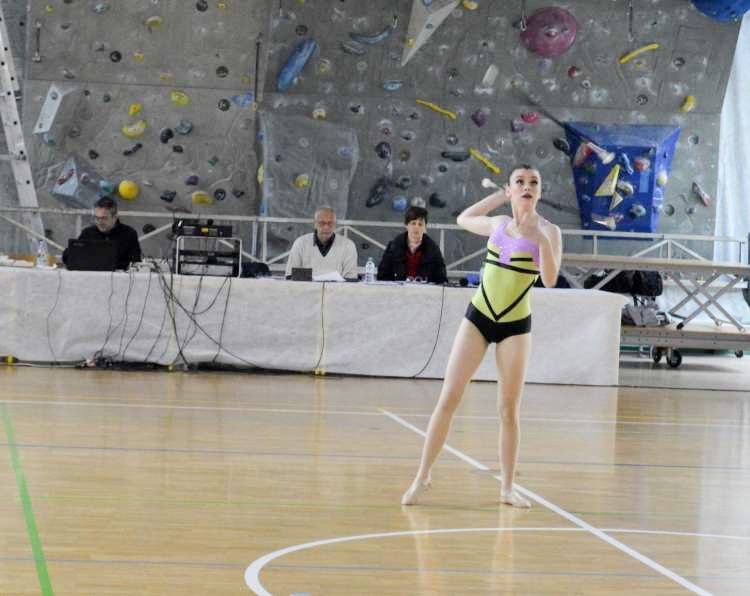 Lina Majcen, ki se je v šov Kmetija podala skupaj s fantom Aljažem, je še pred nekaj leti kot deklica blestela v twirling športu. Kot članica Twirling in mažoretnega kluba Komenda je namreč s trdim delom razvijala svoj talent, ob čemer ni ostala neopažena.
