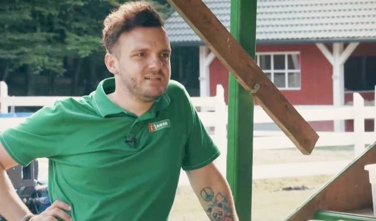 Luka Slavic in Tjaša Vrečič na tržnici - Luka se na Tjašine čare skoraj nič ni odzival - na posestvu je bil strogo posloven in ne ravno najboljše volje. 