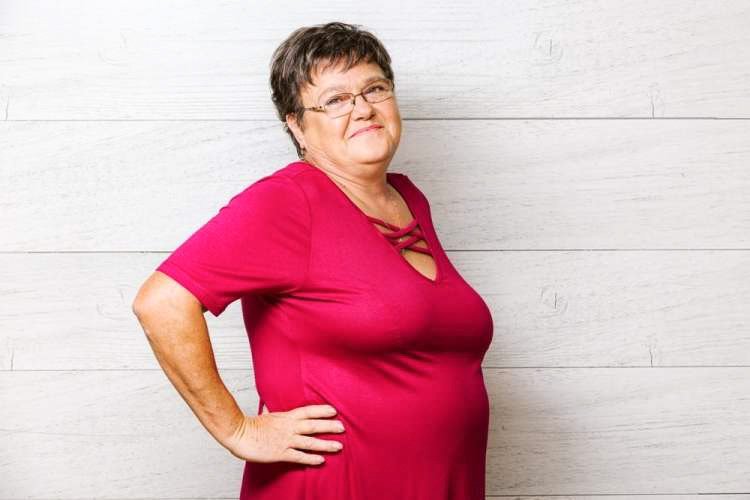 Majda se je v začetku priliznila, prišlepala med mlade s tobakom, oni pa so jo povlekli medse zaradi koristi (kamenčkov) in nekonkurenčnosti. Sicer pa je vseskozi je ogovarjala, delala prepire, se smilila sebi, kaj hudega je pretrpela z možem