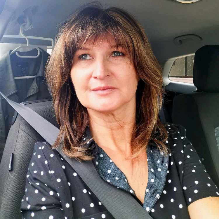 Maria Arko si je vzela nekaj časa zase in v miru predelala dogodke v izolaciji, zaradi katerih je danes še močnejša, kot tedaj, ko je prestopila prag posestva. Življenje se ji je od poletja nekoliko spremenilo, pozna se, da je eden izmed obrazov letošnjega šova Kmetija.