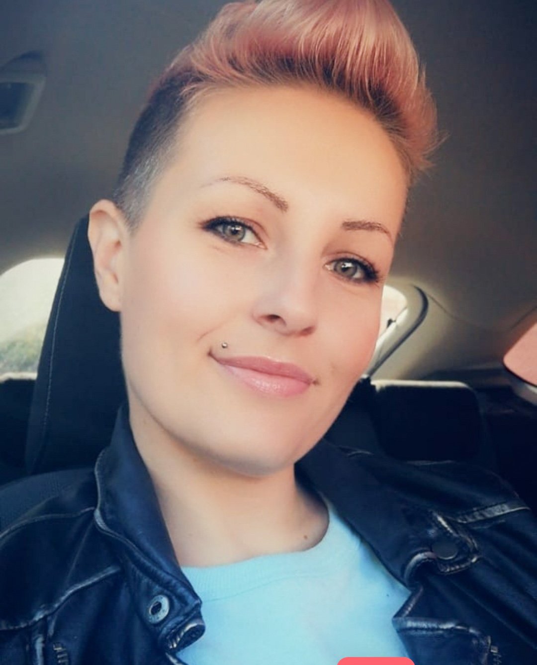 Metka Krajnc, ki skupaj s svojo nečakinjo Mihaelo skrbi za razvedrilo v oddaji Ljubezen po domače, je v zasebnem življenju dokazala, da je človek z močno voljo. Potem ko so jo pred leti pestili odvečni kilogrami, je slednje s trdim delom na sebi marljivo oklestila.