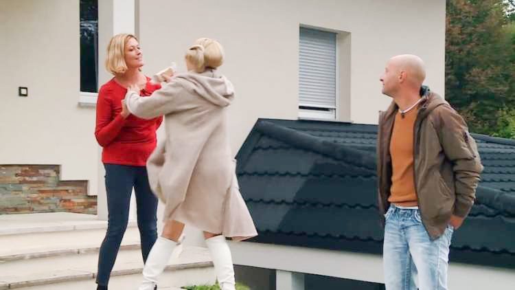 Konflikt med akterkama šova sicer dosega vrelišče, Nataša namreč ne tolerira več javnega ogovarjanja na račun njenega nespodobnega vedenja v oddaji.