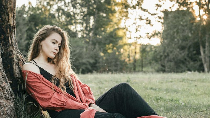 Nihče ni proti vam. Četudi se vam zdi, da je nekdo proti vam, v resnici ni. Kajti vsakdo se ubada s seboj, ne z vami. Ničesar se vam ni treba bati. To morate dojeti, preden se lahko oblikuje pravi odnos... Ničesar se vam ni treba bati.