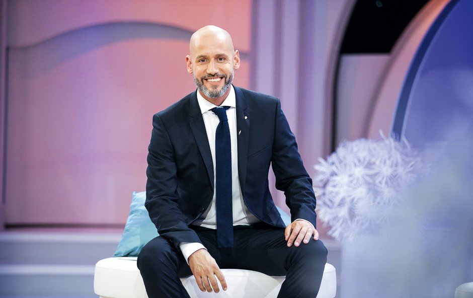 Tisti z nekaj televizijskega spomina se ga spomnijo še iz časov Videospotnic na TV Slovenija in kot nepredvidljivega sporočevalca slovenskih točk na Pesmi Evrovizije, ko se je vanj zatreskal velik del mednarodnih oboževalcev te prireditve. Peter je letos dopolnil 43 let in nekaj je odšlo. Lasje.