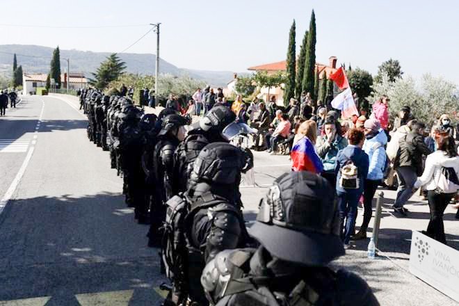 Med več posnetki s protesta, ki so zaokrožili na družbenih omrežjih, je pozornost vzbudil tudi tisti s protestnikom, ki do zob oboroženim policistom deli plastenke vode.