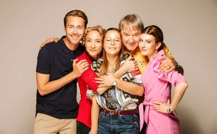 Na POP TV so napovedali nekaj sprememb. Sekirca v med in Kmetija bosta odslej na sporedu od ponedeljka do četrtka. Sekirca ostaja na programu ob 20:00, Kmetija pa se bo začela 5 minut prej kot doslej, ob 20:55.
