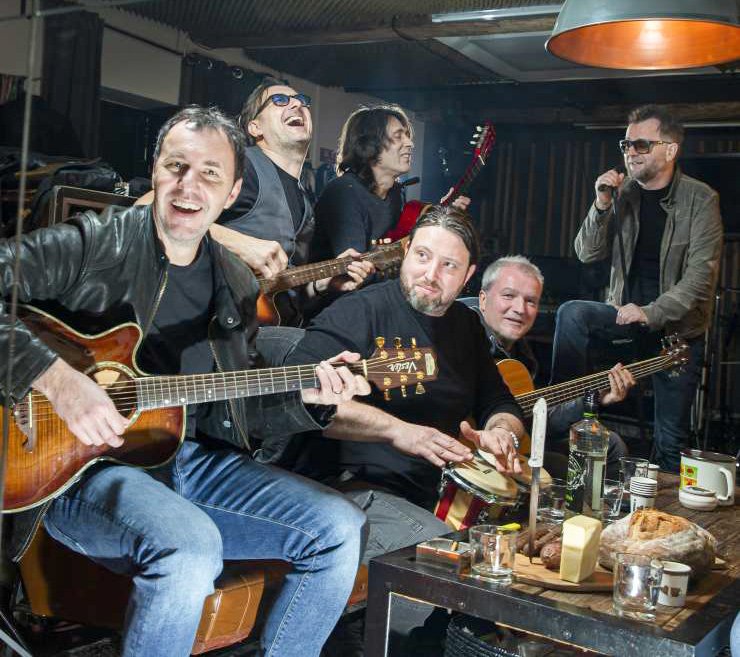 Rockovska zasedba MI2 bo po lanski odpovedi zaradi epidemije nocoj vendarle izvedla akustični koncert v Gallusovi dvorani Cankarjevega doma (CD). Po napovedi bo to njihov premierni nastop v slovenskem hramu kulture in glasbeni vrhunec jesenske sezone.