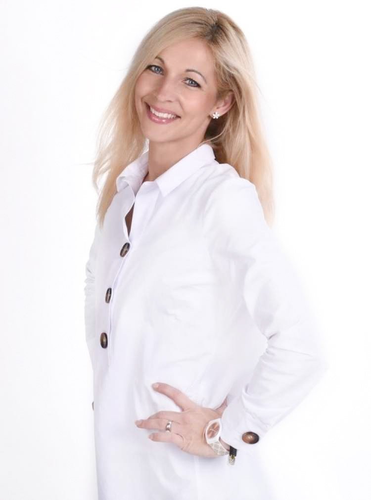 Slovenija ima talent - Suzana Majer je 45-letna diplomirana pravnica in učiteljica plesa. Svoje plesno znanje že vrsto let predaja mladim generacijam v mariborski plesni šoli Pingi, ki skupaj z ekipo plesnih pedagogov, vaditeljev in trenerjev beleži lepe uspehe tudi na tekmovalnem parketu.