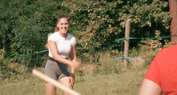 Nasmejana Tjaša zlahka prepriča tekmovalce, da verjamejo njeni prijaznosti. Kako boleče bo to za empatični del tekmovalcev, boste videli že nocoj, ob čemer bo hitro postalo jasno, kako vrhunsko nekateri obvladajo psihološke igrice.