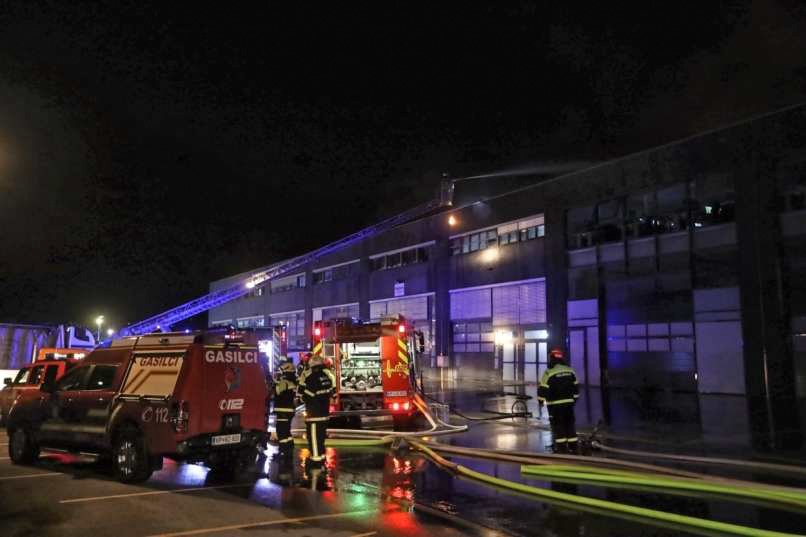 Včeraj zvečer okoli 21. ure je zagorela poslovna stavba v industrijski coni v Serminu, Koper. Požar je bil lokaliziran in pogašen šele po slabih dveh urah, za svoje prostore pa je trepetala tudi priljubljena vplivnica in osebna trenerka Petra Parovel.