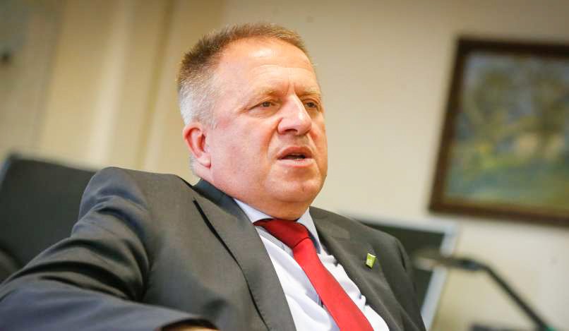 Vodja preiskav na NPU Kekec je v zaslišanju potrdil domnevo predsednika komisije, da je bil gospodarski minister Zdravko Počivalšek, pri katerem so kriminalisti lani opravili hišno preiskavo zaradi domnevnih nepravilnosti pri nabavi medicinskih ventilatorjev, ki jih je država kupila od podjetja GenEplanet, o preiskavi vnaprej obveščen.