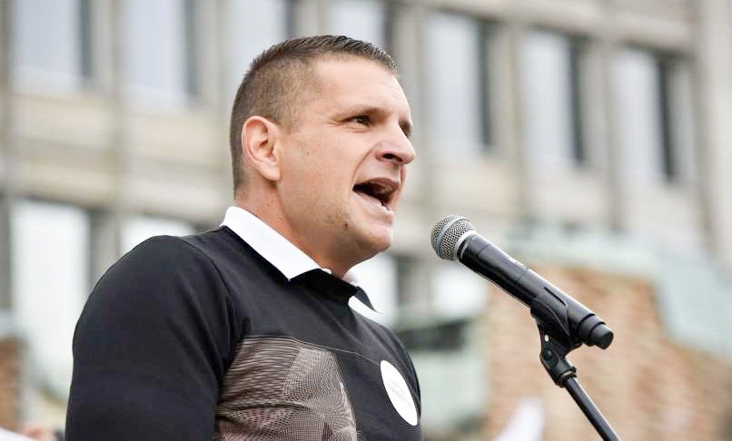 Gibanje in stranka Resni.ca, katere vodja je Stevanović, je na Facebooku zapisalo, da poteka hišna preiskava pri Stevanoviću. Ob tem so nanizali več očitkov zoper premierja Janeza Janšo.