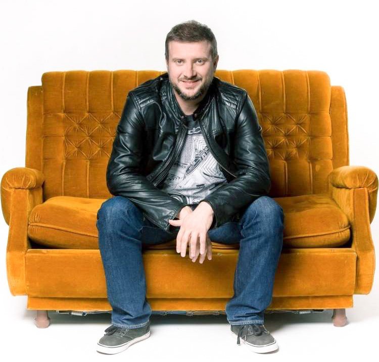 Aleša Novaka - 40-letnik je sicer zelo znan komedijant in stand up komik, pa junak spletne oddaje S kavča na plano in Splet naključij, v spominu pa vam je morda ostal tudi kot obraz POP TV-ja, spremljali smo ga namreč lahko v podjetniški oddaji Štartaj Slovenija, v kateri je preizkušal izdelke.