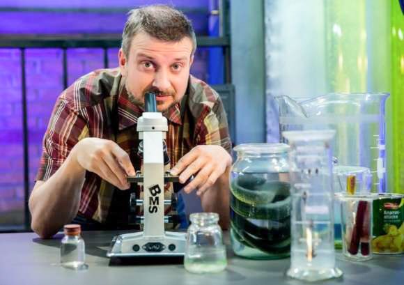 Aleša Novaka - 40-letnik je sicer zelo znan komedijant in stand up komik, pa junak spletne oddaje S kavča na plano in Splet naključij, v spominu pa vam je morda ostal tudi kot obraz POP TV-ja, spremljali smo ga namreč lahko v podjetniški oddaji Štartaj Slovenija, v kateri je preizkušal izdelke.