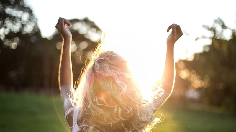 Svoboda je občutek, da ne znam narediti tega, kar drugi naredijo mimogrede, a mi je moj mali napredek nedotakljivo svet in ga želim častiti. Svoboda je to, da leta minevajo in da nisem prišla daleč v reševanju svoje največje stiske, a čutim, da hodiva z roko v roki.