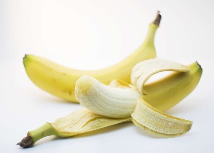 Na mačka mislite že večer prej Maček je najpogosteje posledica dehidracije, ki jo povzroči alkohol, banana in voda pa jo bosta preprečili. Če spijete nekaj kozarčkov alkohola preveč, boste morali pogosteje na stranišče, z uriniranjem pa izpirate iz telesa tudi tekočino in kalij. Banana ga vsebuje veliko in ga bo hitro nadomestila.