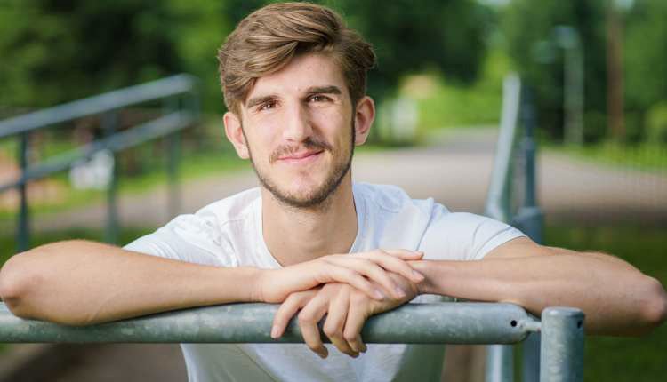  Bruno Šulman - res sem obremenjen, zdaj pa se je začelo še študijsko leto. Sem v zadnjem letniku psihologije in študij nameravam tudi končati, potem pa se bom podal novim izzivom naproti. Moja velika želja je pridobiti dodatna znanja na področju kulinarike, še najbolj me vleče v Francijo. Denarna nagrada ob zmagi v MasterChefu je še vedno skrbno spravljena