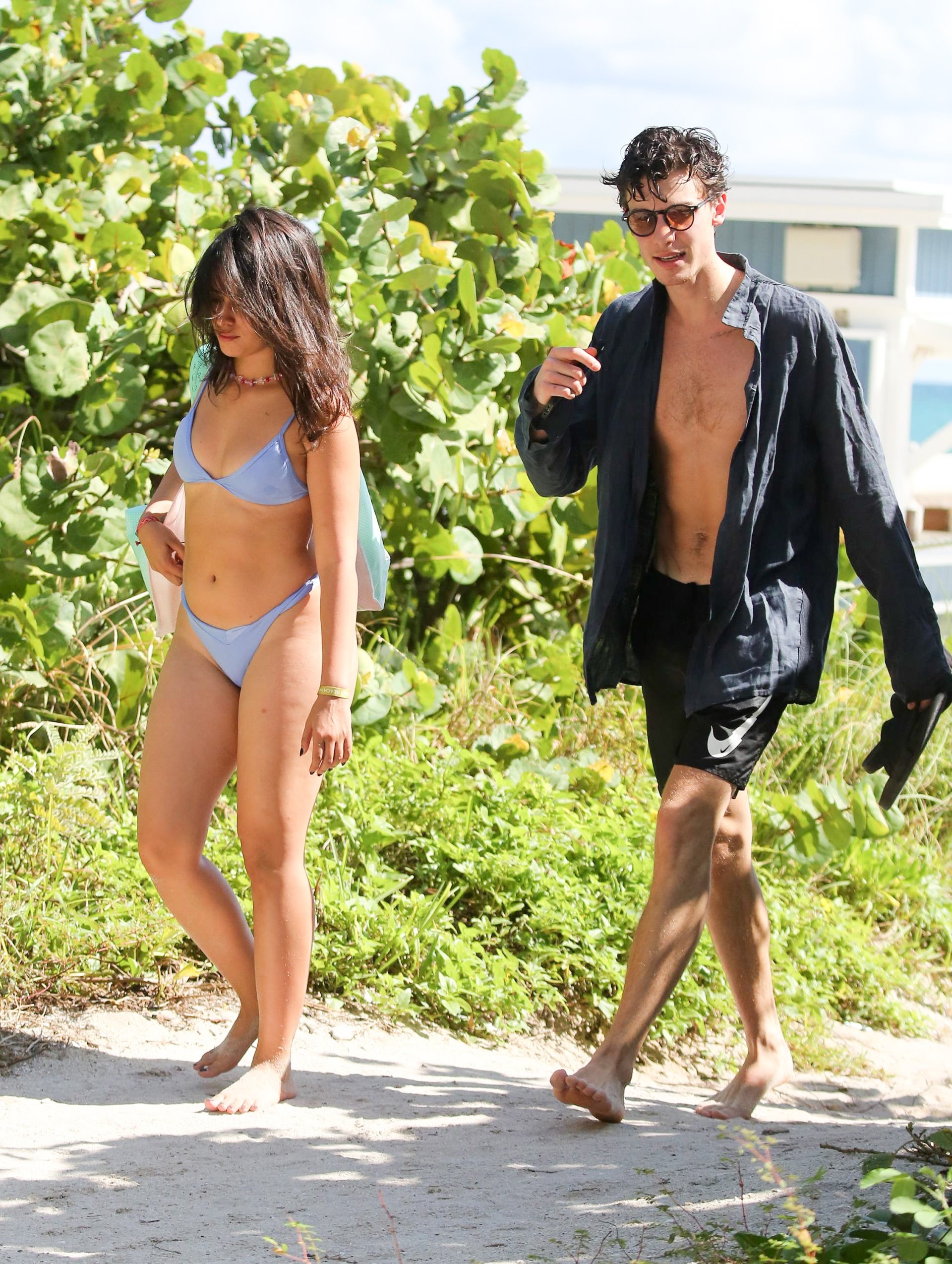 Kot boginja ženstvenosti se te dni na sončni plaži v Miamiju zdi glasbena zvezdnica Camila Cabello, ki se tam morju predaja v svetlo modrem bikiniju. Ob njej je njen postavni fant Shawn Mendes in zdi se, da se na vso moč zabavata.