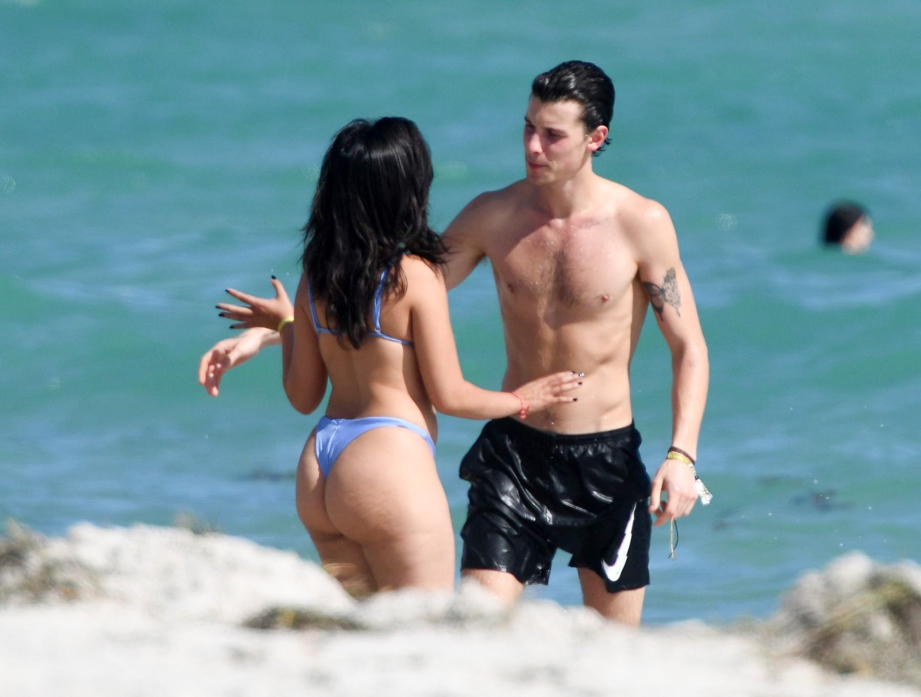 Kot boginja ženstvenosti se te dni na sončni plaži v Miamiju zdi glasbena zvezdnica Camila Cabello, ki se tam morju predaja v svetlo modrem bikiniju. Ob njej je njen postavni fant Shawn Mendes in zdi se, da se na vso moč zabavata.
