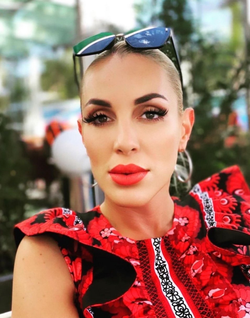 Carmen Osovnikar - mama je moja najboljša prijateljica. Vem, da nimajo vsi takšnega odnosa z mamami, bi si pa želela, da bi ga imeli. To je nekaj najlepšega, da imaš tak odnos z mamo, da ji lahko zaupaš čisto vse, da ti bo vedno stala ob strani. Je tudi moj vzor. Imela sem prelepo otroštvo in mladost.