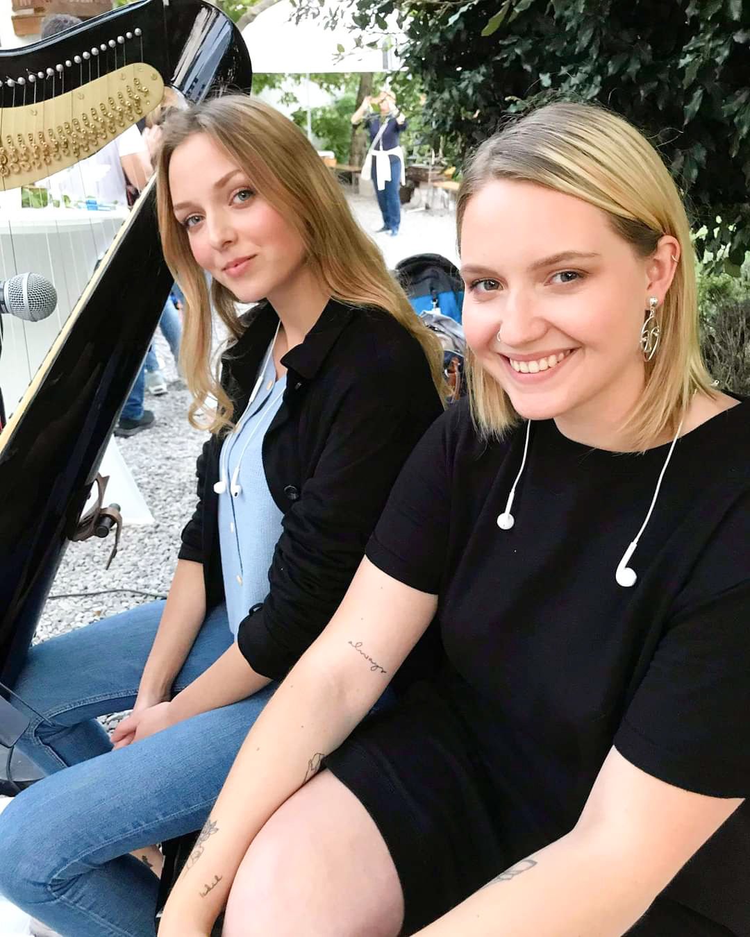 Slovenija ima talent - Zala in Julija sta že od malih nog dobri prijateljici, veliko dlje, kot sta glasbeno povezani v dvojec harfe in vokala De Liri. Povezuje pa jo tudi Tim Kores Kori, ki je Zalin starejši brat in pa že nekaj let tudi Julijin srčni izbranec.