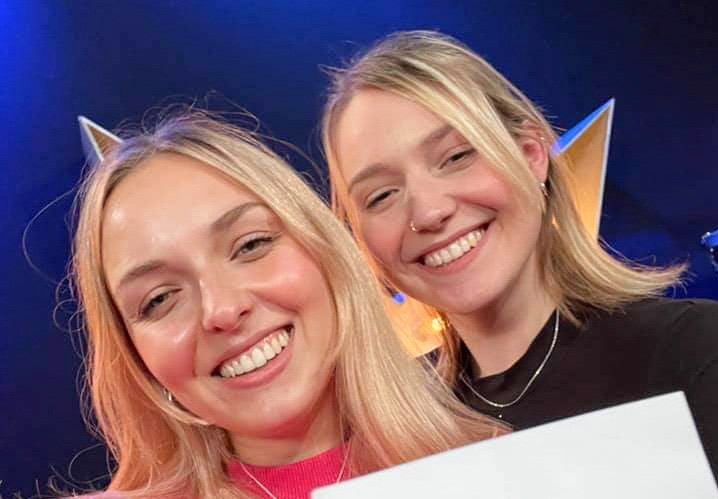 Julija Bratec Veleski in Zala Kores sta si s harfo in lastno interpretacijo uspešnice Ledena (Siddharta) zagotovili drugo mesto v letošnjem finalu šova Slovenija ima talent. Pred polfinalnim nastopom pa sta z javnostjo tudi delili svojo zgodbo.