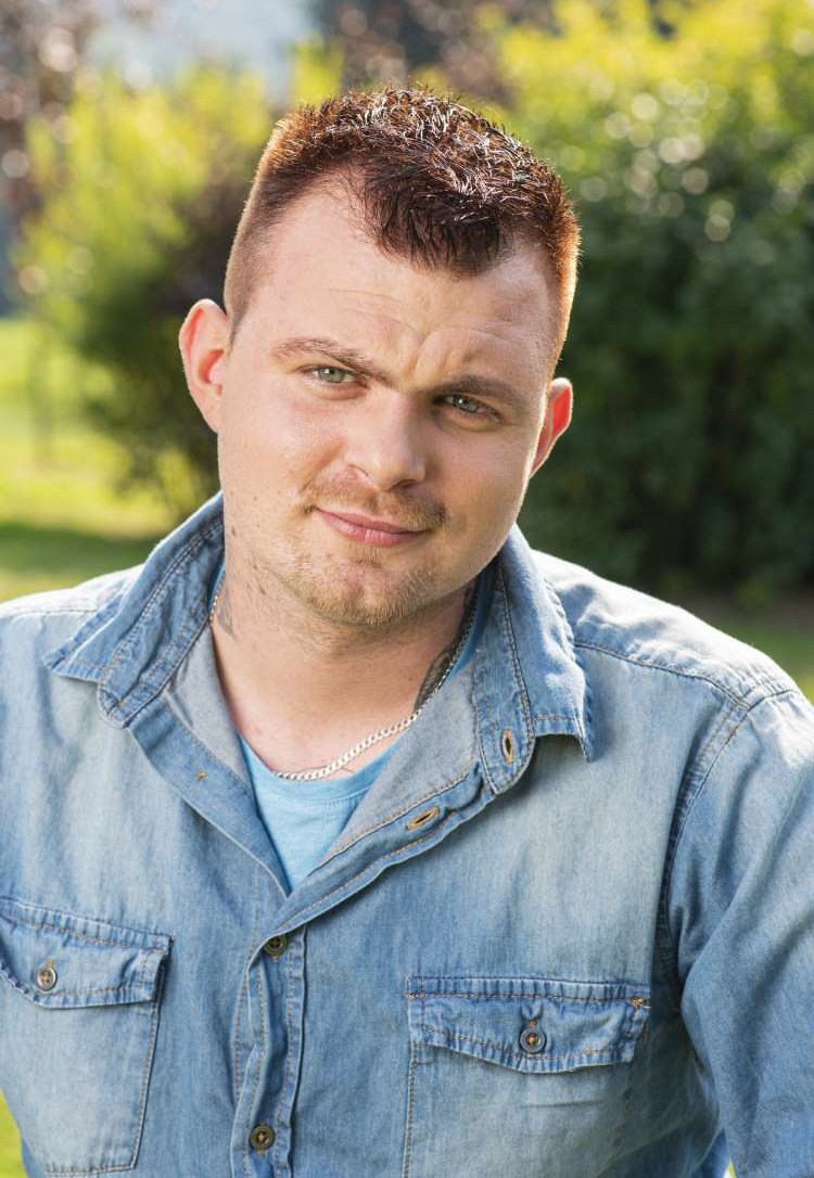 Denis Tajhman se zasebno ukvarja tudi z vedeževanjem iz kart, kar pa je blizu tudi Metki Krajnc, ki je izrazila željo, da tudi njej napove prihodnost. Denis je tekom vedeževanja vzbudil največ pozornosti z napovedjo rojstva