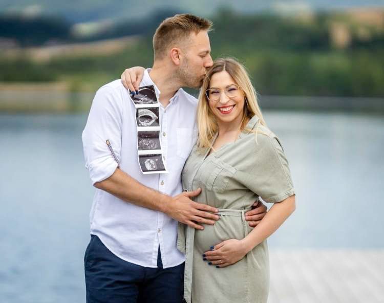 Filip Pesek in Nastja Kramar sta se rojstva sina Matea razveselila včeraj, novico pa sta danes s prvo fotografijo potrdila na družbenem omrežju. Včeraj je na svet prijokal najin Mateo, je zapisala Nastja, ki je rodila v porodnišnici v Postojni.