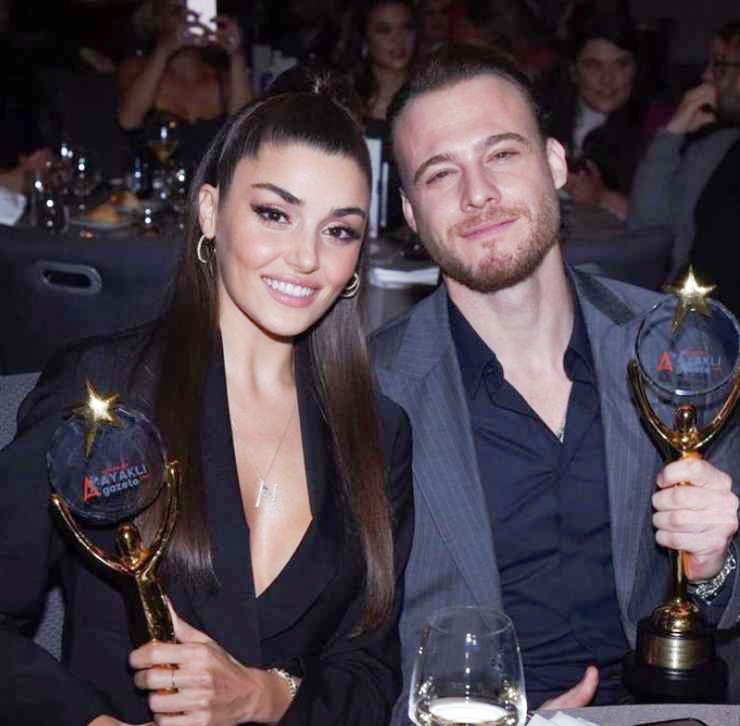 Kerem Bürsin je bil razglašen za najboljšega moškega igralca v romantični komediji, Hande Erçel pa je istočasno slavila v ženski kategoriji. Skupaj pa sta bila razglašena tudi za najboljši par v seriji in najboljši par v romantični komediji. Igralca, ki sta par tudi zasebno, sta tako domov odnesla kar štiri nagrade.