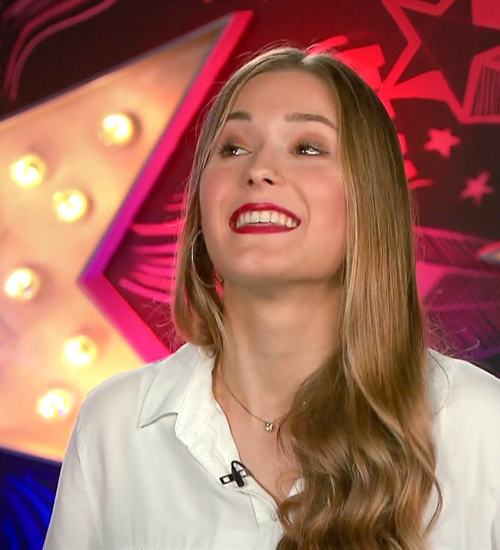 Mlada pevka Lara Žgajnar je odlično izkoristila priložnost, da se izkaže tudi na polfinalnem odru. Pod žaromete šova Slovenija ima talent je tako stopila kot lepotica iz pravljice in navdušila z izjemno izvedbo filmske pesmi Never enough.