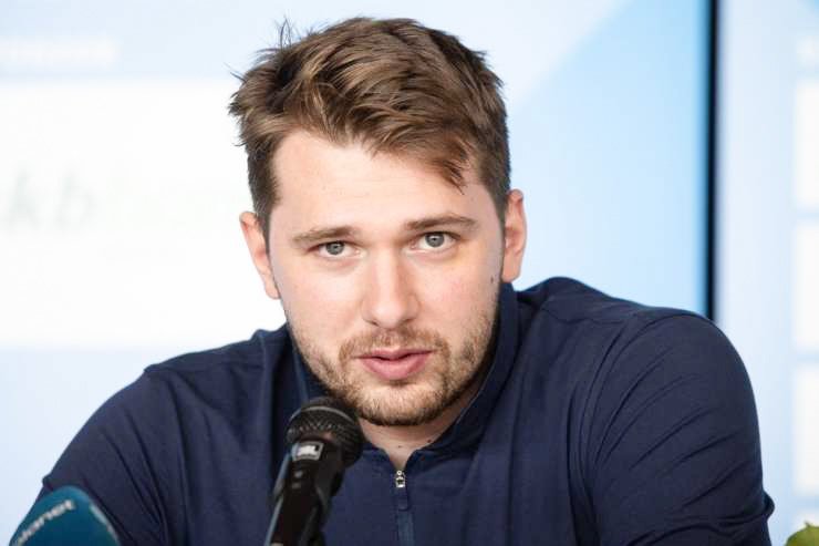 Luka Dončić je v igro vstopil za zadnjih deset minut pri izidu 84:74, Sacramento pa se je v naslednjih petih minutah približal na tri točke razlike. Nato pa je Dončić s trojko z logotipa dvignil dvorano na noge, po zabijanju Doriana Finney-Smitha pa je prednost znova znašala osem točk za relativno mirno končnico.