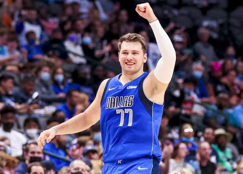 Luka Dončić je v igro vstopil za zadnjih deset minut pri izidu 84:74, Sacramento pa se je v naslednjih petih minutah približal na tri točke razlike. Nato pa je Dončić s trojko z logotipa dvignil dvorano na noge, po zabijanju Doriana Finney-Smitha pa je prednost znova znašala osem točk za relativno mirno končnico.
