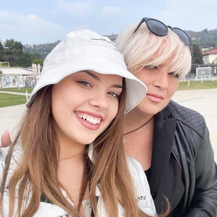 Cecilija in Manja Šernek sta mati in hči, hkrati pa tudi dobri prijateljici, ki sta se podali na pustolovščino v resničnostni šov Ljubezen po domače. Medtem ko je Cecilija šov zapustila skupaj s še dvema kandidatkama zaradi Milanove nepričakovane odločitve, je Manja kameram pomahala v slovo po odmevnem sporu z Davidom.