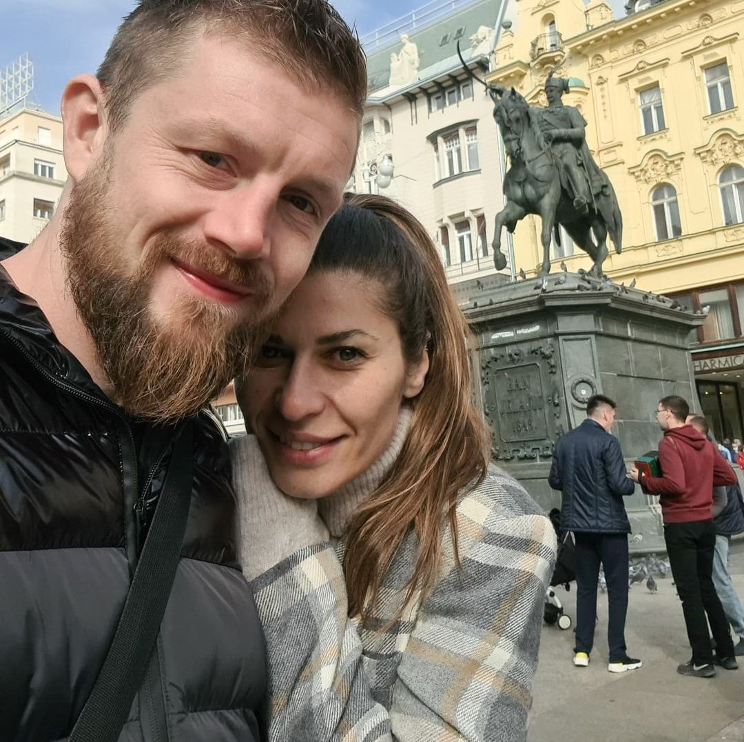 Natalijo Bratkovič, ki se je pred leti zaradi ljubezni preselila v Gornjo Radgono, skoraj vsak dan spremlja šport. Vsaj nekaj zadnjih let, odkar je v televizijski oddaji gostila tedanjega svetovnega prvaka v kikboksu Dejana Vajsa.