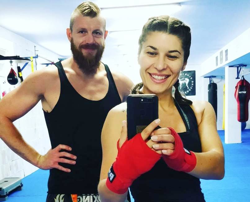 Natalijo Bratkovič, ki se je pred leti zaradi ljubezni preselila v Gornjo Radgono, skoraj vsak dan spremlja šport. Vsaj nekaj zadnjih let, odkar je v televizijski oddaji gostila tedanjega svetovnega prvaka v kikboksu Dejana Vajsa.