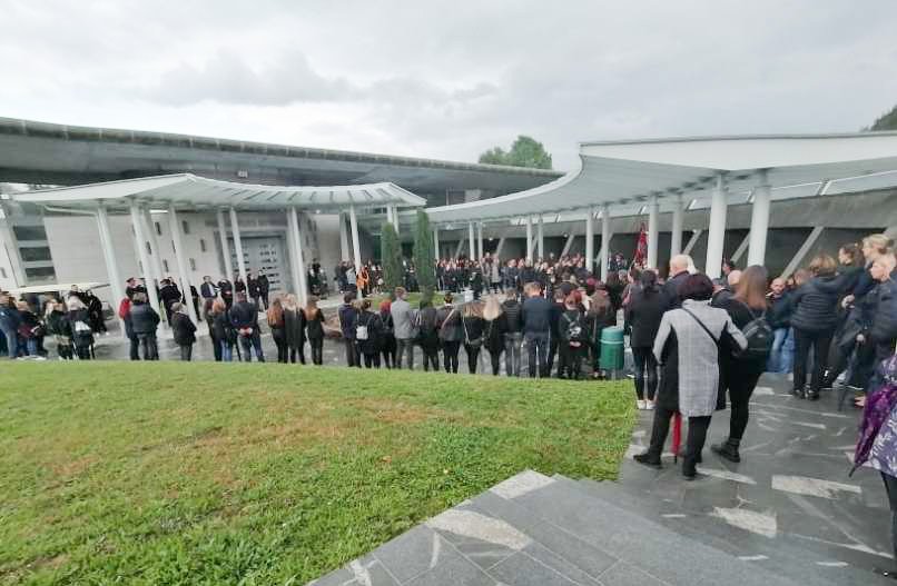 Slovo od Katje Jagodic na ljubljanskih Žalah - Kot rečeno, komisija je soglasno ugotovila, da je bila v tem primeru ta povezanost med cepljenjem s cepivom Janssen in tragičnim zapletom, pojavom tega sindroma, gotova, je dejal ter v imenu vseh članov komisije svojcem tragično umrle Katje izrekel sožalje.
