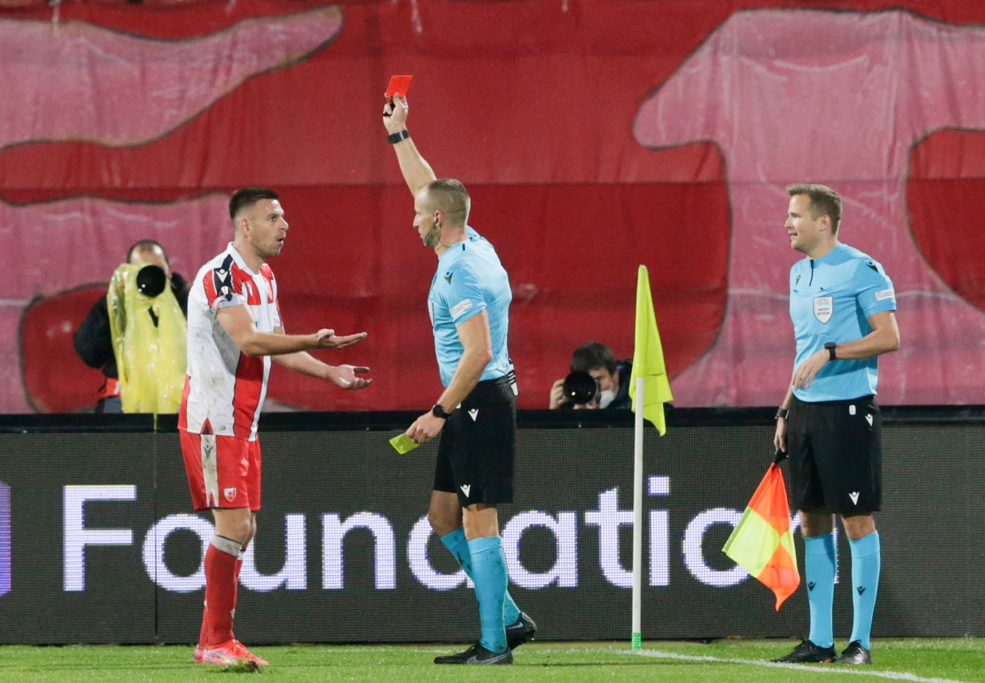 Tekma med Crveno zvezdo in Midtjyllandom se je končala z zmago Dancev in dvema izključenima nogometašema domače ekipe. Napeto ozračje na znameniti Marakani je vrelišče doseglo po tekmi, ko je madžarski sodnik zapiskal konec tekme.