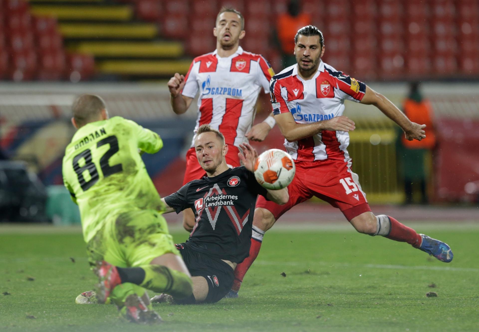 Tekma med Crveno zvezdo in Midtjyllandom se je končala z zmago Dancev in dvema izključenima nogometašema domače ekipe. Napeto ozračje na znameniti Marakani je vrelišče doseglo po tekmi, ko je madžarski sodnik zapiskal konec tekme.
