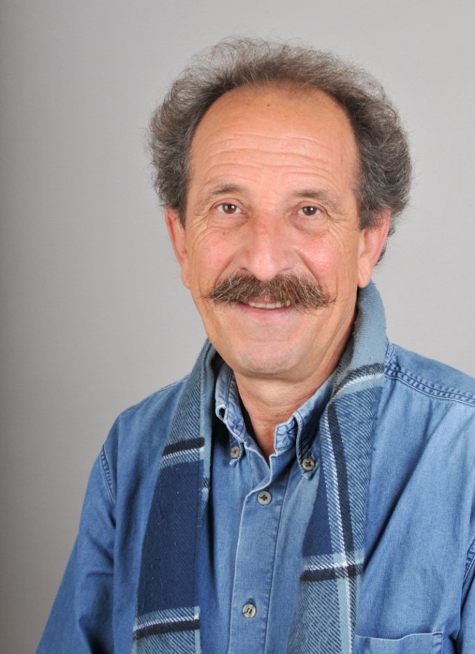Tonči Kuzmanić se je rodil 18. marca 1956 na otoku Vis, kjer je končal osnovno šolo. Po srednji šoli v Splitu se je vpisal na Fakulteto za družbene vede v Ljubljani, kjer je leta 1982 diplomiral in pozneje tudi magistriral iz politologije. Leta 1996 je doktoriral iz sociologije na Filozofski fakulteti.