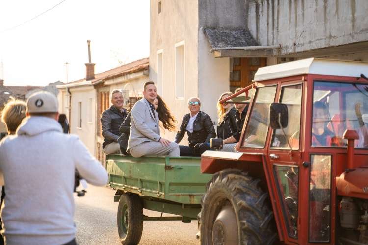 Kot nam razložijo, gre za nadaljevanje njihove velike uspešnice MOJA GENERACIJA, ki je že v enem samem letu tako rekoč ponarodela in postala zimzelena. Upamo, da bo tudi ta pesem zaživela in postala vseslovenska.