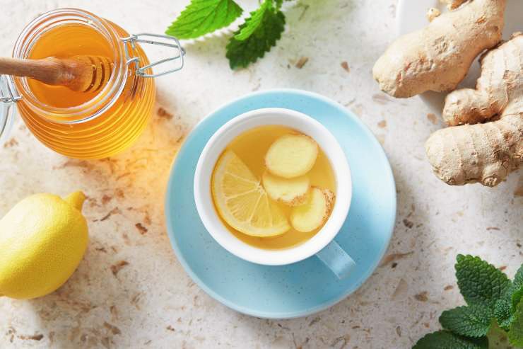 Lahko ga kupite ali pripravite sami. Potrebujete le limonin sok in ingver. Nekaj rezin ingverja in limonin sok dodajte v vrelo vodo, kuhajte okoli 15 do 20 minut ter počakajte, da se ohladi. Dodate mu lahko še meto, med in cimet, da povečate količino hranil.